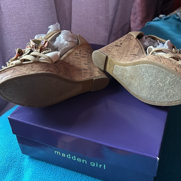 Madden girl wedge 7.5 - Picture 2 of 5